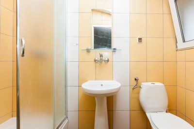Fotografia przedstawia łazienkę w pokoju DZIEJBA LEŚNA
