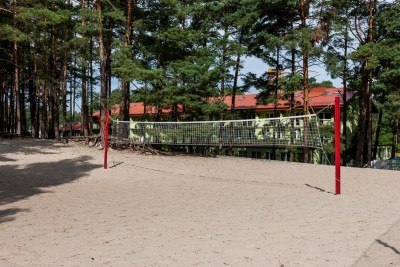 Boisko sportowe, jakie pokój DZIEJBA LEŚNA w Pogorzelicy udostępnia swoim wypoczywającym nad morzem gościom.