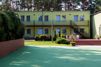 Rzut oka na to, jak pokój DZIEJBA LEŚNA w Pogorzelicy (ul. Słoneczna 2) prezentuje się od zewnątrz.