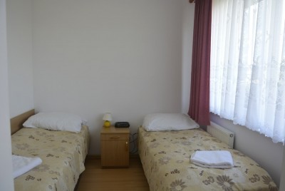 Fotka przedstawia pokój w ośrodku wczasowym Ośrodek AZALIA w Ustroniu Morskim (woj. zachodniopomorskie)