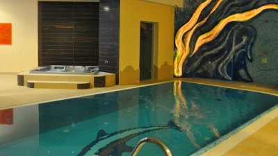 W hotelu Hotel DZIKI POTOK *** Konferencje & SPA turyści mogą bardzo swobodnie korzystać z dobrodziejstw miejscowego basenu (ul. Myśliwska 22 w Karpaczu).