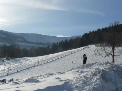Zimowe krajobrazy Karpacza, a na zdjęciu hotel Hotel DZIKI POTOK *** Konferencje & SPA w pełnej krasie.