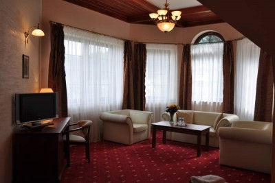 Po aktywnym wypoczynku w Karpaczu można zrelaksować się w przedstawionym na zdjęciu pokoju w hotelu Hotel DZIKI POTOK *** Konferencje & SPA