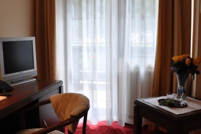 Na fotografii widzimy pokój w hotelu Hotel DZIKI POTOK *** Konferencje & SPA w którym będziecie mogli Państwo się zatrzymać podczas wczasów w Karpaczu
