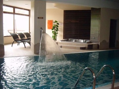 W hotelu Hotel DZIKI POTOK *** Konferencje & SPA turyści mogą bardzo swobodnie korzystać z dobrodziejstw miejscowego basenu (ul. Myśliwska 22 w Karpaczu).