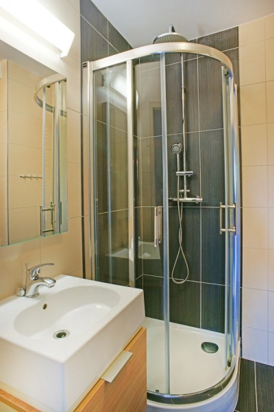 Przykładowa łazienka w pokoju Apartamenty POD IZBICĄ (w górach, woj. dolnośląskie)