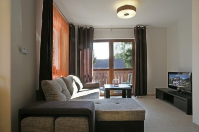 Po aktywnym wypoczynku w Karpaczu można zrelaksować się w przedstawionym na zdjęciu pokoju w pokoju Apartamenty POD IZBICĄ