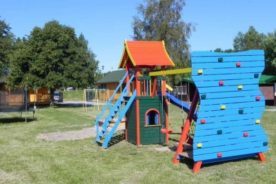 Domek Letniskowy z własnym, wydzielonym placem zabaw dla dzieci. Ośrodek ELPIDA z Sarbinowa (region Pomorze Zachodnie).