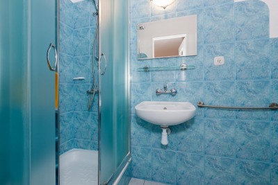 Na fotografii przedstawiona jest łazienka w pokoju Domek Przy Plaży AGNIESZKA nad morzem