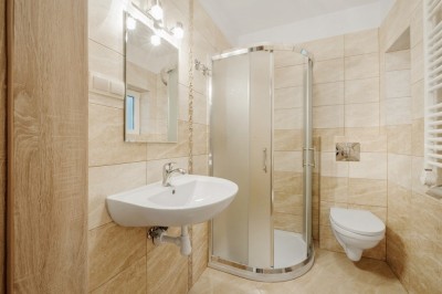Po całym dniu pełnym atrakcji w Pobierowie można odświeżyć się w takiej oto łazience w domku letniskowym Domki TUTTI FRUTTI
