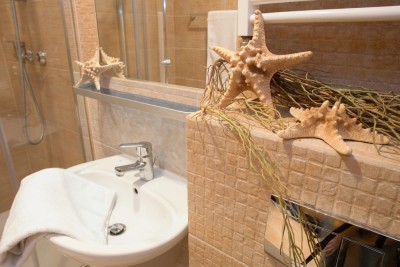 W apartamencie LEŚNY RESORT w Pogorzelicy można skorzystać z łazienki przedstawionej na fotce