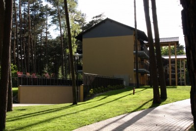 Zachęcająca prezencja apartamentu LEŚNY RESORT w Pogorzelicy na zdjęciu obiektu pod adresem ul. Wrzosowa 4.