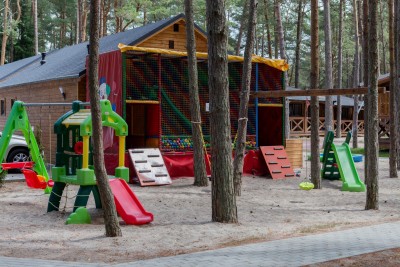 W domku letniskowym Ośrodek ARKADIA dzieci mogą wyszaleć się na placu zabaw, znajdującym się na terenie obiektu w Pobierowie.
