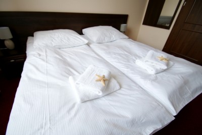 Pensjonat LAWENDOWY ZAKĄTEK w Rewalu - zdjęcie łóżka małżeńskiego
