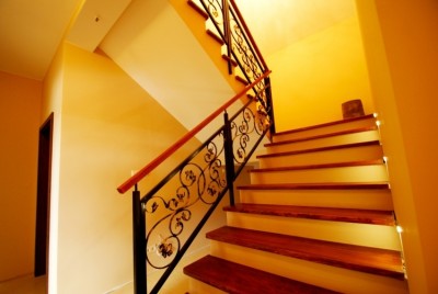 Rewal - zdjęcie klatki schodowej, znajdującej się na terenie pensjonatu LAWENDOWY ZAKĄTEK.