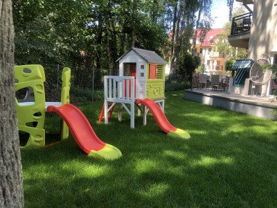 Flamingo to dom gościnny w Pobierowie, a na terenie obiektu nad morzem znajduje się taki oto dziecięcy plac zabaw.