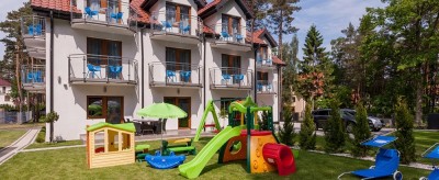 Dzieci chętnie spędzają czas w miejscach takich jak ten plac zabaw pensjonatu VIVA LA MER - Pobierowo, ul. Wojska Polskiego 36.
