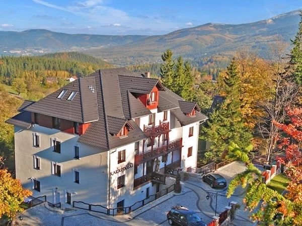 Budynek pensjonatu Karkonoski*** SPA w Karpaczu. Pierwsze wrażenie można zrobić tylko raz - a oto jakie wywiera pensjonat Karkonoski*** SPA za sprawą zewnętrznej prezencji.