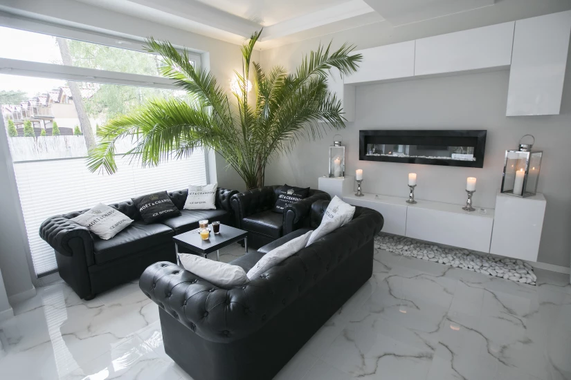 W apartamencie MAJESTIQUE nie brakuje kominków (Pobierowo). Wystarczy rozpalić kominek, aby cieszyć się niezwykłą magią w pokoju apartamentu MAJESTIQUE nad morzem.