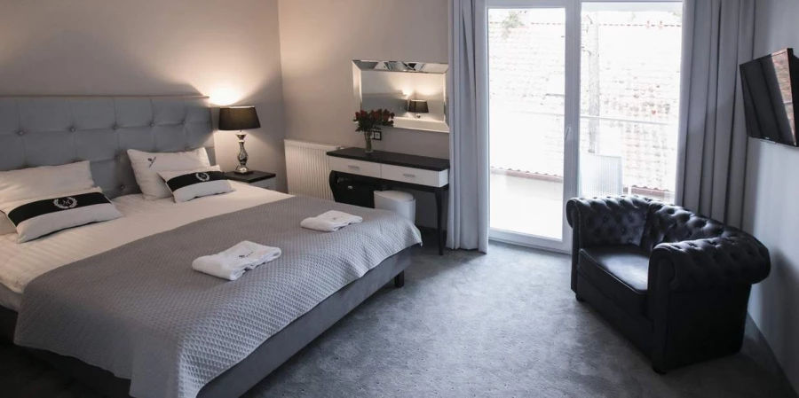 apartament MAJESTIQUE - spanie małżeńskie w pokoju Zdjęcie przedstawia łoże małżeńskie w apartamencie MAJESTIQUE