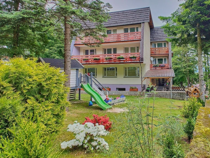Dzieci chętnie spędzają czas w miejscach takich jak ten plac zabaw willi Willa Świerkowa - Karpacz, ul. Armii Krajowej 7b.