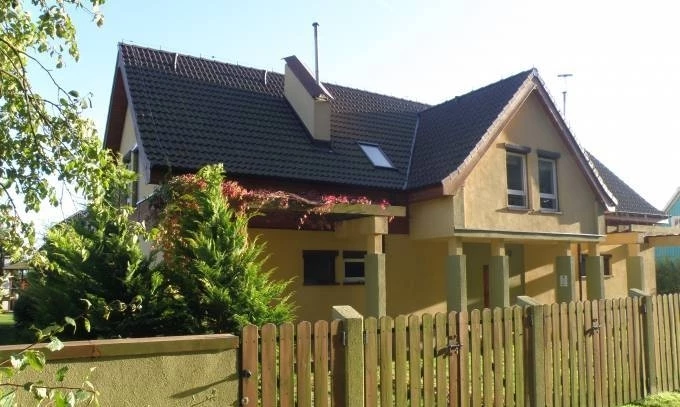 Pokój POD DĘBAMI z Pustkowa - budynek od zewnątrz. Tak prezentuje się pokój POD DĘBAMI (Pustkowo) - obiekt widziany od zewnątrz. Pomorze Zachodnie