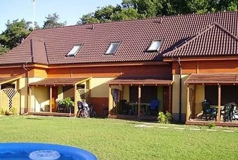 Pokój POD DĘBAMI w Pustkowie na zdjęciu z zewnątrz. Wygląd zewnętrzny obiektu (ul. Słoneczna 2f) zapowiada udany pobyt w pokoju POD DĘBAMI w Pustkowie.