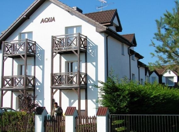Wygląd zewnętrzny obiektu (ul. Słowackiego 24) zapowiada udany pobyt w pensjonacie AQUA w Rewalu.