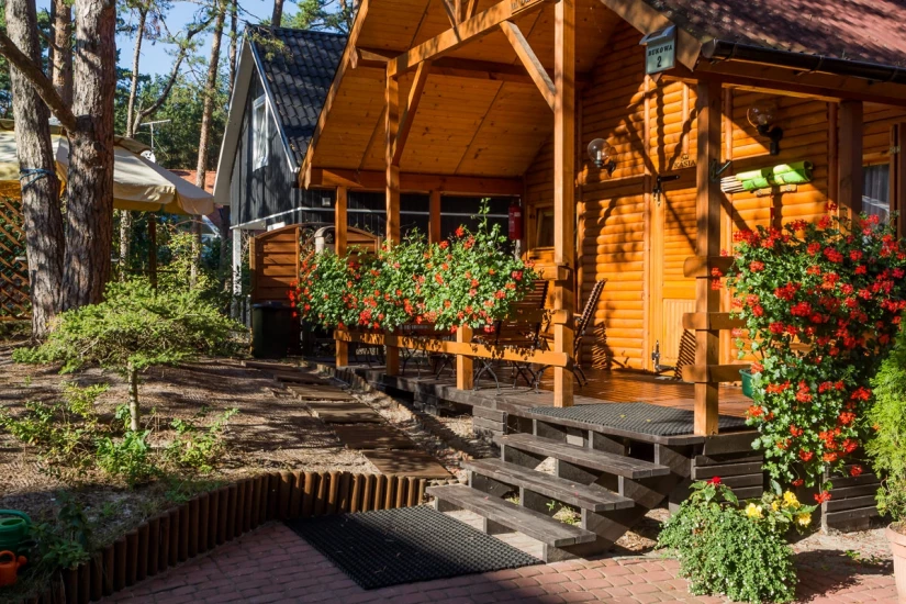 Zdjęcie zewnętrznej części domku letniskowego Domki SOLEI (Pobierowo). Rzut oka na to, jak domek letniskowy Domki SOLEI w Pobierowie (ul. Bukowa 2) prezentuje się od zewnątrz.