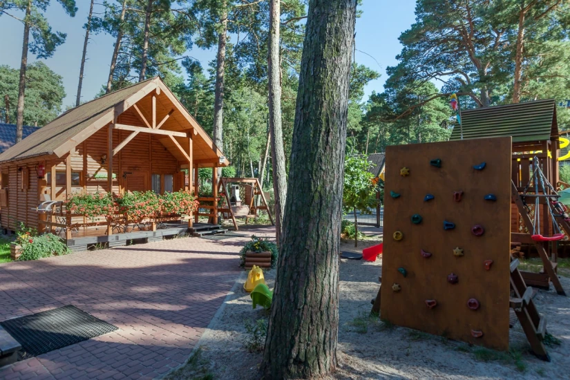 Zdjęcie zewnętrznej części domku letniskowego Domki SOLEI (Pobierowo). Budynek domku letniskowego Domki SOLEI z Pobierowa sfotografowany od strony zewnętrznej.