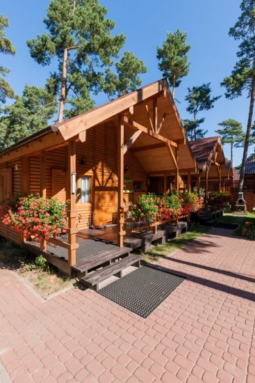 Domek Letniskowy Domki SOLEI z Pobierowa - budynek od zewnątrz. Budynek domku letniskowego Domki SOLEI z Pobierowa sfotografowany od strony zewnętrznej.