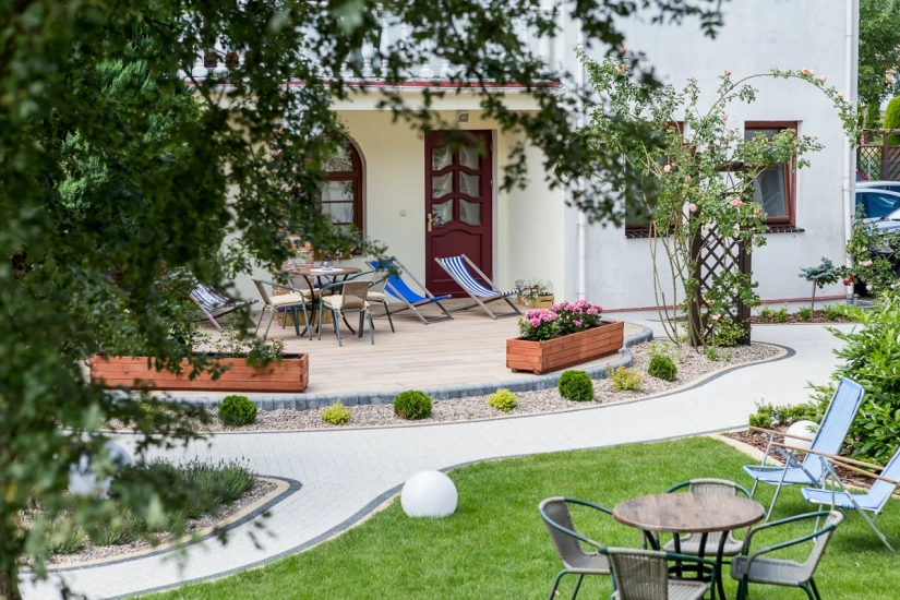 Sfotografowany ogród przy resorcie Bałtyk Tak prezentuje się ogród przy resorcie Bałtyk - ul. Saperska 21, 72-344 Rewal, woj. zachodniopomorskie