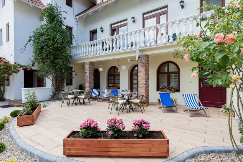 Resort Bałtyk Resort w Rewalu na zdjęciu z zewnątrz. Tak prezentuje się resort Bałtyk Resort (Rewal) - obiekt widziany od zewnątrz. Pomorze Zachodnie