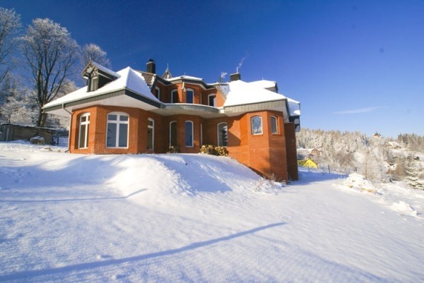 Zimowe krajobrazy Karpacza, a na zdjęciu pokój Willa ARCHITEKT w pełnej krasie.
