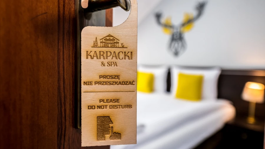 Pokój w hotelu Karpacki & Spa Po aktywnym wypoczynku w Karpaczu można zrelaksować się w przedstawionym na fotografii pokoju w hotelu Karpacki & Spa