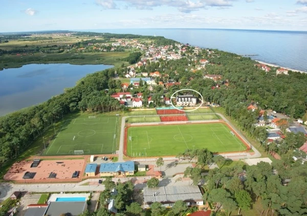 Widok z góry na willa VILLA SOLARIS | region Pomorze Zachodnie Willa VILLA SOLARIS - obiekt uwieczniony na zdjęciu z niezwykłej perspektywy lecącego ptaka.