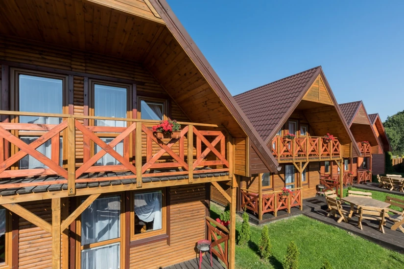 Zewnętrzna strona domku letniskowego BURSZTYNEK. Już na pierwszy rzut oka widać, czego turyści mogą się spodziewać po domku letniskowym BURSZTYNEK z Rewala nad morzem.