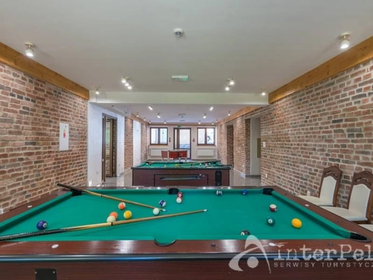 Szklarska Poręba - pokój KRÓLOWA KARKONOSZY - bilard. Pokój KRÓLOWA KARKONOSZY z ogólnodostępnym dla gości bilardem znajduje się w Szklarskiej Porębie - adres to ul. Juliusza Słowackiego 11a.