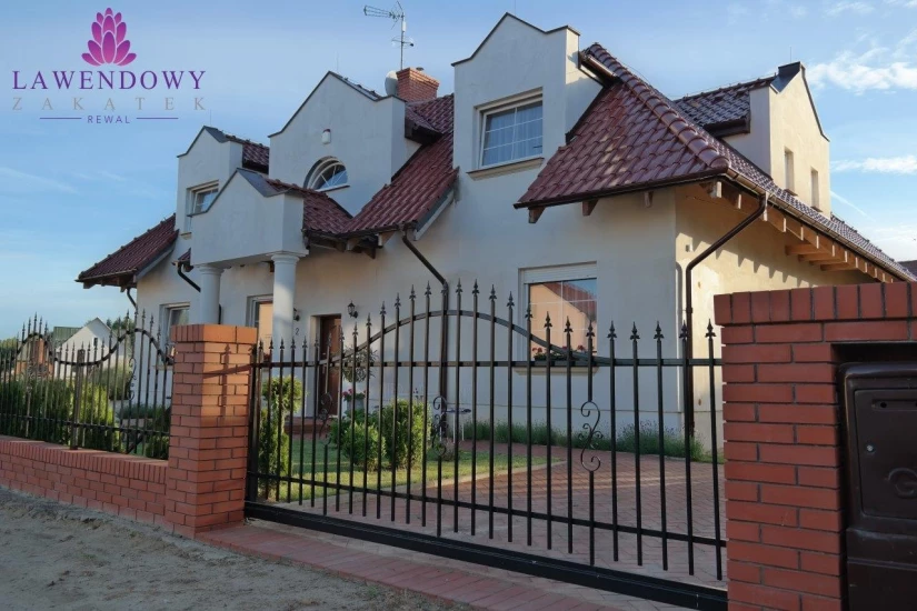 Obiekt LAWENDOWY ZAKĄTEK od zewnątrz - pensjonat nad morzem. Zdjęcie pokazujące zewnętrzny wygląd pensjonatu LAWENDOWY ZAKĄTEK. Rewal. Pomorze Zachodnie