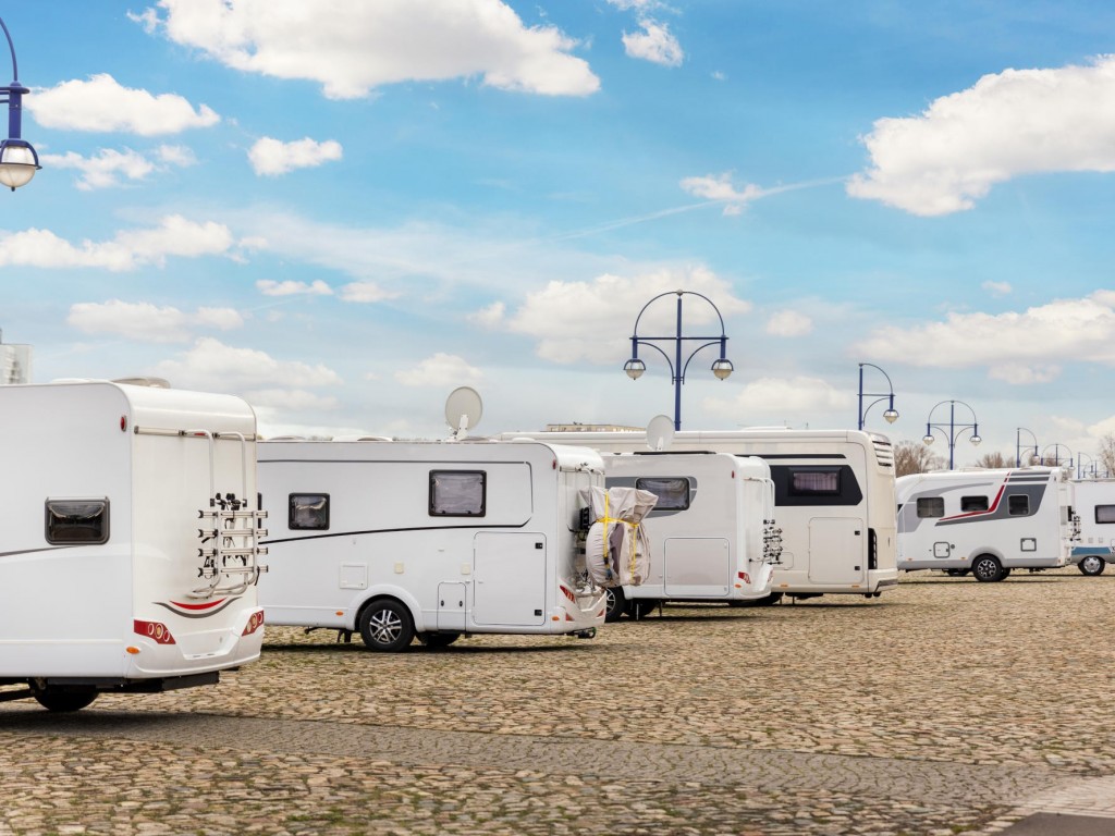 Jaki rodzaj noclegu wybrać na wakacjach w Sarbinowie nad morzem camping, ośrodek czy domek?