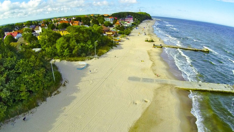 Plaża w Niechorzu: Zrelaksuj się na piasku i spaceruj wzdłuż wybrzeża