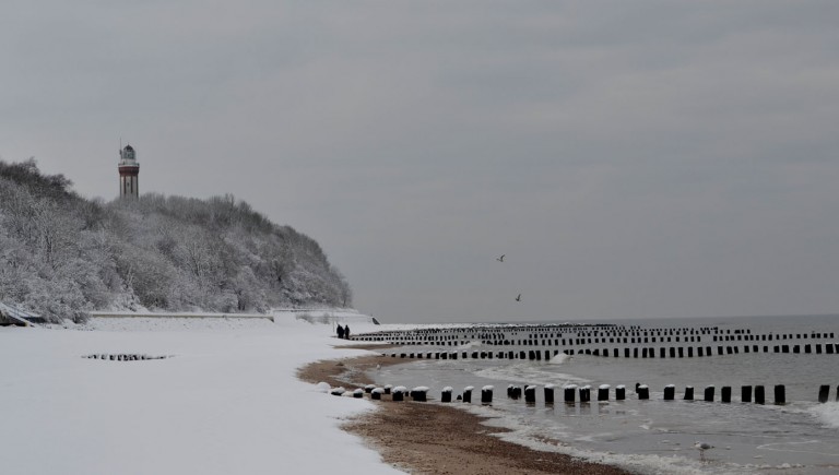 Śnieg na bałtyckiej plaży i inne - dlaczego ferie zimowe nad morzem to dobry wybór?