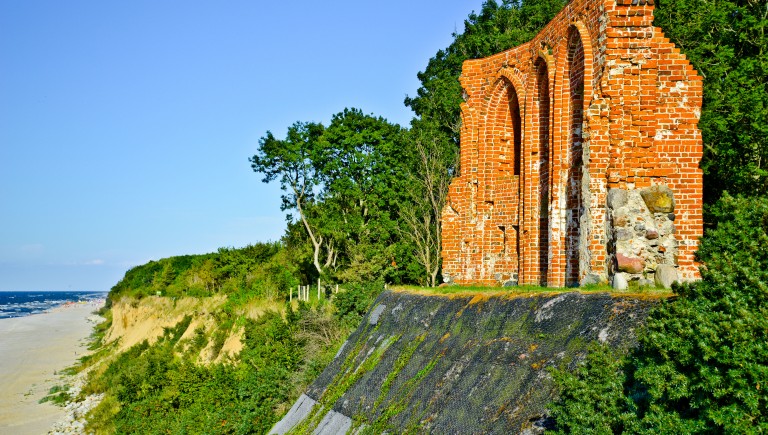 Ruiny kościoła na skarpie