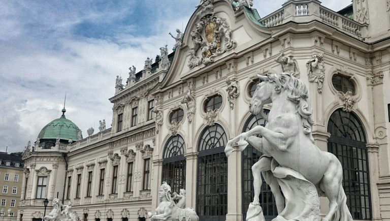 Paryż czy Wiedeń – która europejska stolica pozwoli Ci lepiej wypocząć?