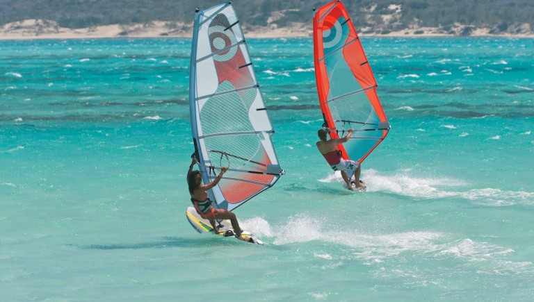 Jak rozpocząć naukę windsurfingu?