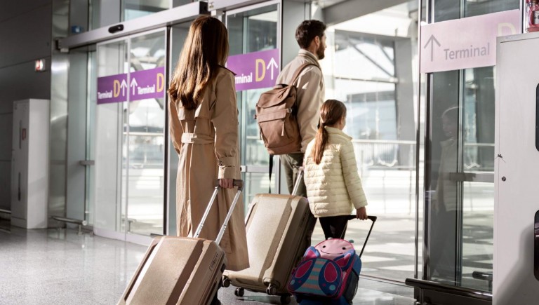 Rodziny na lotnisku: Jak Wizz Air ułatwia podróżowanie w przypadku opóźnień i anulowań lotów poprzez wypłacanie odszkodowań
